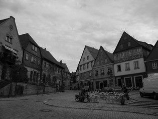 Platz vor der Kirche